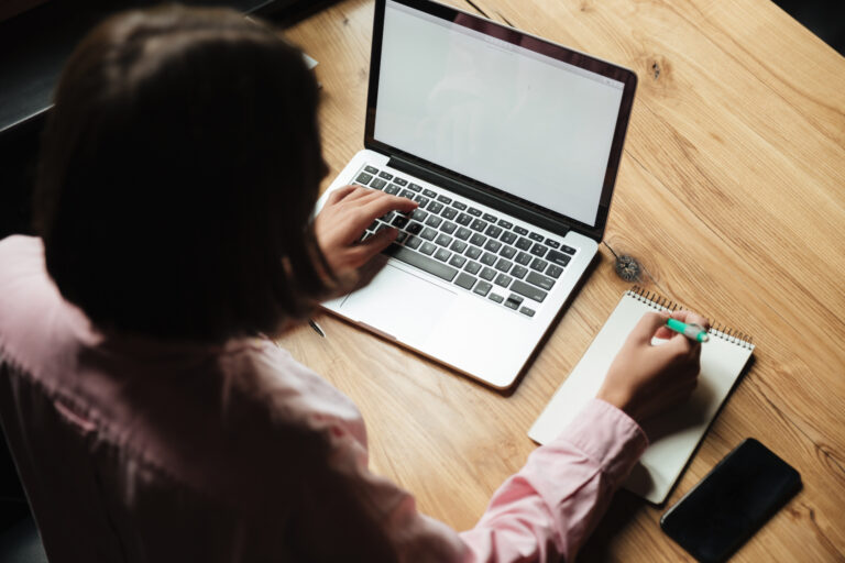 Como as escolas se podem proteger das ameaças informáticas?