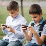 Ecrãs em casa, atenção na escola: como falar com as famílias sobre tempo de ecrã