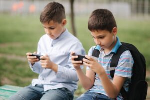 Read more about the article Ecrãs em casa, atenção na escola: como falar com as famílias sobre tempo de ecrã