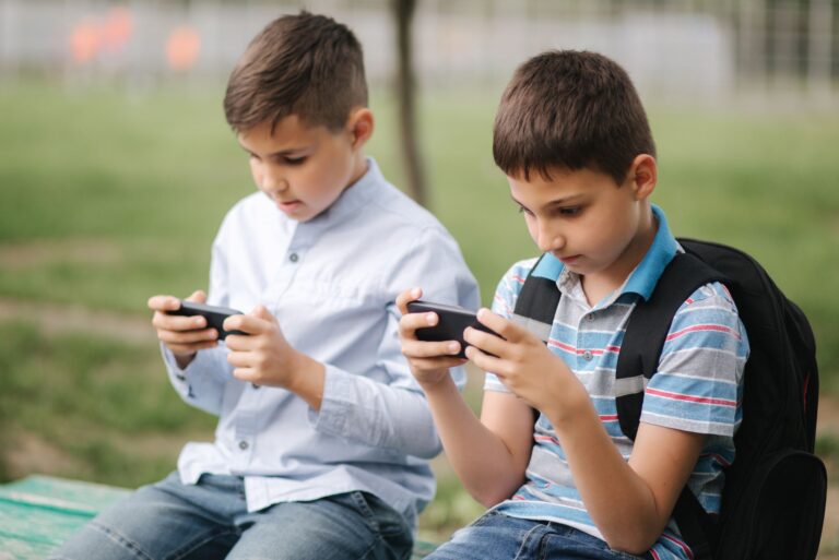 Ecrãs em casa, atenção na escola: como falar com as famílias sobre tempo de ecrã